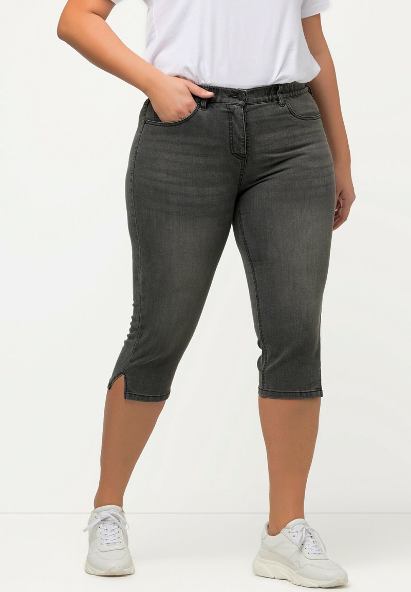 Ulla Popken CORSAIRE SARAH 5 POCHES AVEC BAS DE JAMBE FENDU - Farkkushortsit - anthracite