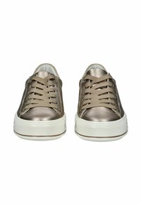 Zapatillas metálicas de bronce con una textura suave, punta redonda y suela de goma blanca. Presentan cordones trenzados y sutiles detalles de costura.