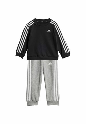 Felpa nera con design a tre strisce bianche sulle maniche e pantaloni della tuta grigi abbinati con strisce bianche, realizzati in tessuto morbido.