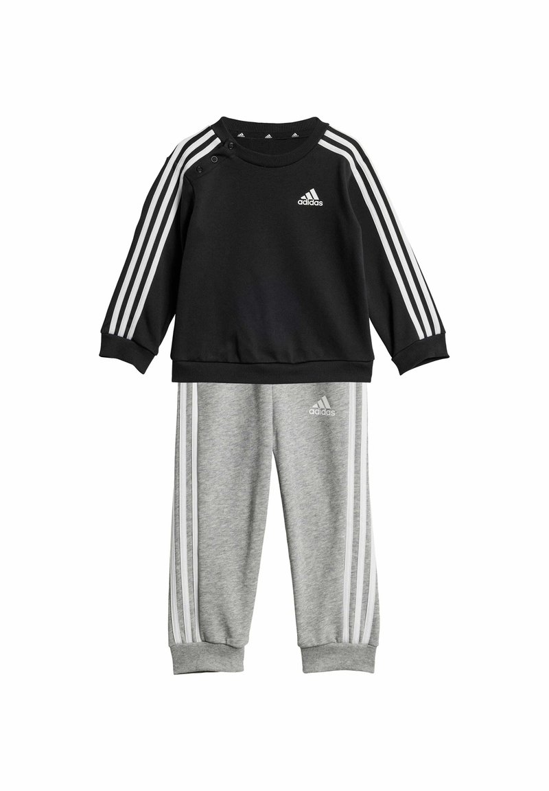 Felpa nera con design a tre strisce bianche sulle maniche e pantaloni della tuta grigi abbinati con strisce bianche, realizzati in tessuto morbido.