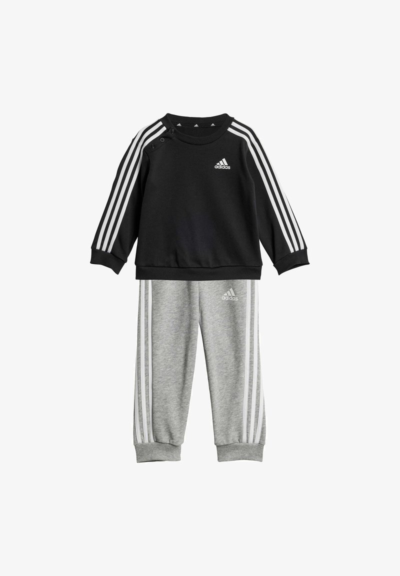 Sudadera negra con diseño de tres rayas blancas en las mangas y pantalones de chándal gris a juego con rayas blancas, fabricados en un tejido suave.