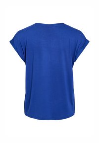 T-shirt bleu royal à manches courtes avec un col rond. Le tissu est lisse et léger, présentant une coupe décontractée et des fentes sur les côtés.