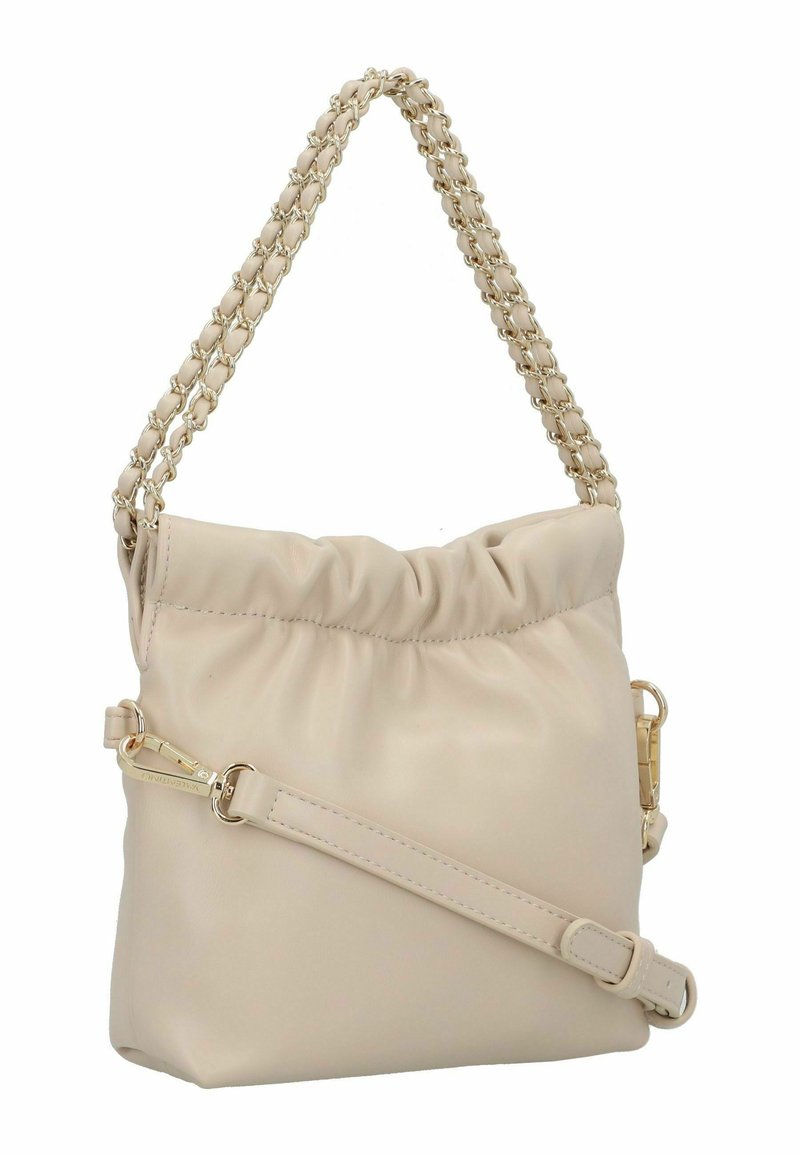 Sac à main en cuir beige avec un dessus froncé, une anse en chaîne dorée et une bandoulière en cuir amovible. Texture lisse, design compact.
