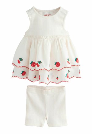 Detské biele šaty bez rukávov s vyšívanými červenými čerešňami a jahodami, s vlnitým lemom, doplnené o rebrované biele šortky.