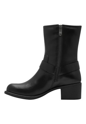 Bottine noire en cuir avec tige droite, fermeture éclair sur le côté et un large détail de sangle. Talon épais avec une base texturée. Fini lisse.