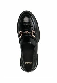 Mocassins en cuir verni noir avec une surface lisse, un bout arrondi, des accents en métal doré et une semelle intérieure rembourrée.