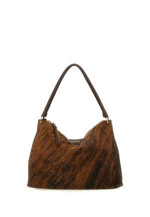 Borsa a mano marrone e nera con texture, forma triangolare e una singola tracolla manico marrone scuro fissata da anelli metallici.