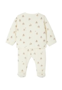 Cremefarbenes zweiteiliges Baby-Outfit bestehend aus einem langärmligen Oberteil und einer Hose, verziert mit kleinen Boot- und Charakterillustrationen. Weiches Material.