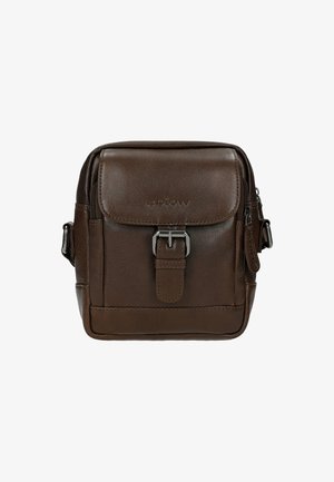 Hnědá kožená taška přes rameno s klopou, stříbrným kováním, přední kapsou a nastavitelným popruhem; má hladký povrch a jemné prošívání.