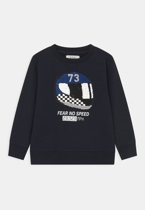 Donkerblauw sweatshirt met lange mouwen, bedrukt met een blauw-zwart racehelmgrafiek, nummer 73 en de tekst "ANGST VOOR SNELHEID 231.523 MPH" aan de voorkant.