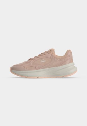 Baskets Lacoste rose clair avec semelle blanche, laçage à l’avant et logo crocodile brodé sur le côté, vues du côté extérieur.