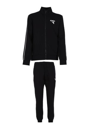 Completo tuta nero in due pezzi con giacca a zip completa, logo bianco sul petto e sui pantaloni, e strisce bianche lungo le maniche.