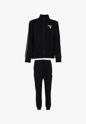 Completo tuta nero in due pezzi con giacca a zip completa, logo bianco sul petto e sui pantaloni, e strisce bianche lungo le maniche.