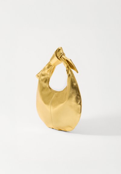 Guld, metallisk hobo-tasker med et knyttet håndtag. Blød, glat tekstur, afrundet form og en enkelt rumåbning.