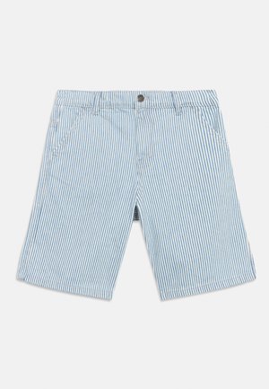 Niebiesko-białe, pionowo paskowane szorty do kolan z przednimi kieszeniami i zapięciem na guzik w pasie.