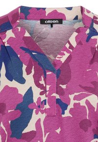 Blusa floreale con scollatura a V, realizzata in tessuto testurizzato con un motivo in viola, blu e crema. Etichetta del marchio: Olsen.