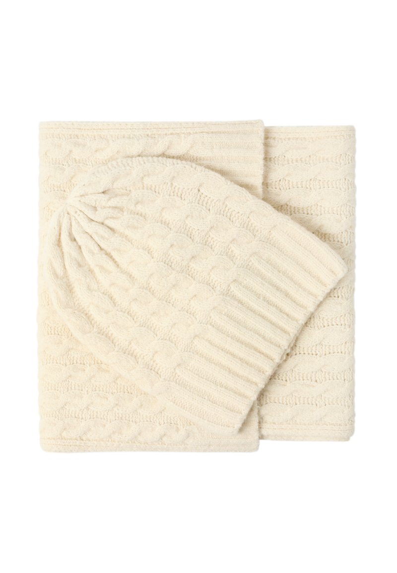Conjunto de bufanda y gorro de punto en crema, con un patrón de trenzas texturizadas y bordes acanalados, hecho de un material suave y grueso.