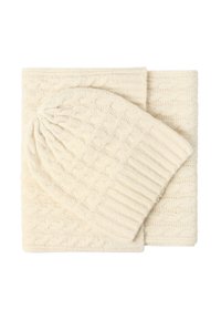 Set di sciarpa e berretto lavorati a maglia in crema, caratterizzato da un motivo a trecce testurizzate e bordi a costine, realizzato in materiale morbido e spesso.