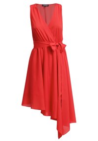 Robe portefeuille rouge sans manches avec décolleté en V, nœud à la taille et ourlet asymétrique, en tissu fluide et lisse.