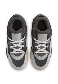 Scarpe da ginnastica grigie e nere realizzate in materiali mesh, suede e pelle. Presentano lacci bianchi e un logo blu. Punta arrotondata e collo imbottito.