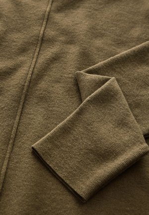 Tissu tricoté marron avec une texture lisse ; présente une manche repliée et un motif subtil. Matériau doux et épais avec des coutures soignées.