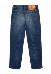 Jeans in denim blu scuro, taglio a gamba dritta, presentano due tasche posteriori, etichetta arancione in vita, leggero sbiadimento e dettagli di cucitura.