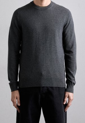 Maglione grigio a maglia con scollatura a girocollo e maniche lunghe, realizzato in materiale morbido, con una vestibilità regolare e polsini e orlo a costine.