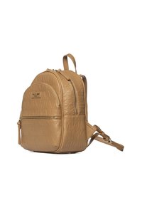Sac à dos en cuir embossé couleur tan avec une forme arrondie, compartiments zippés, bretelles ajustables et un logo subtil. Motif texturé visible.