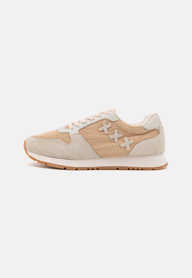 Sneaker beige con una toma superiore testurizzata, caratterizzata da materiali in corduroy e suede, colletto imbottito e suola in gomma. Tre disegni incrociati sul lato.