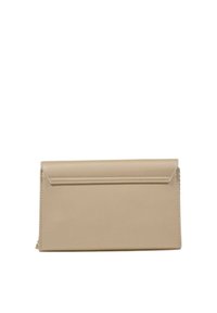 Portafoglio beige realizzato in morbida ecopelle, con chiusura a pattina, forma rettangolare elegante e dettagli di cucitura discreti lungo i bordi.