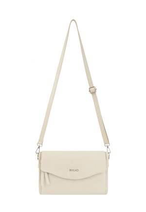 Kremowa skórzana torba na ramię z regulowanym paskiem, klapą do złożenia i srebrnym zapięciem.