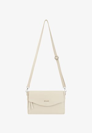 Kremowa skórzana torba na ramię z regulowanym paskiem, klapą do złożenia i srebrnym zapięciem.