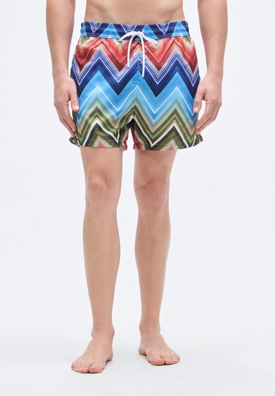 Shorts de bain multicolores avec un motif en chevrons bleu, rouge, vert et violet, dotés d'une ceinture élastique et d'un cordon de serrage pour un ajustement personnalisé.