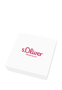 Caja blanca con forma plana y rectangular. Presenta un destacado logo rojo de "s.Oliver" y el texto "FASHION FOR LIFE" en una fuente moderna.