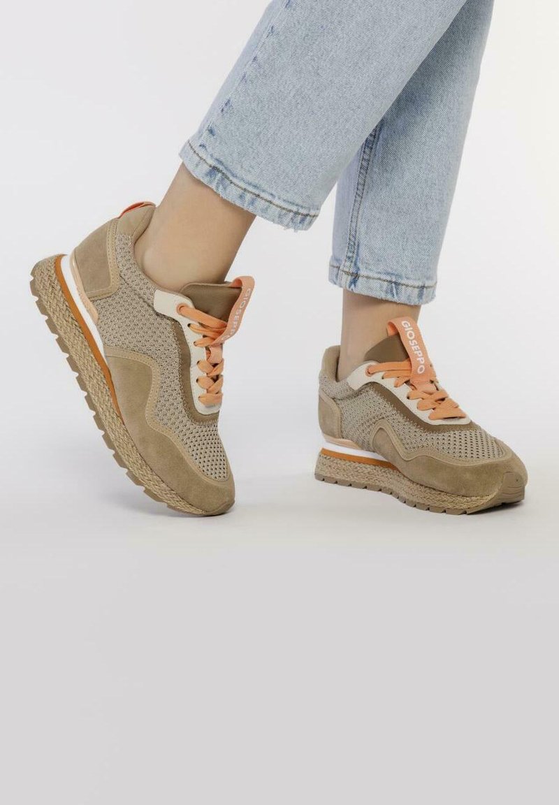 Zapatillas de malla y ante beige con cordones y acentos naranjas. Presentan una entresuela texturizada y suela de goma para mayor agarre.