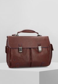 Borsa messenger in pelle marrone con patta, accessori in metallo argentato, dettagli blu a contrasto e due tasche frontali. Dotata di manico superiore e tracolla regolabile.