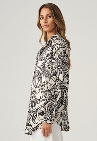 THE FATED VAL OVERSIZE  - Užsagstoma palaidinė - ivory paisley
