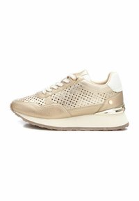 Zapatilla de piel perforada en oro con acentos en blanco y oro, que cuenta con un empeine texturizado, punta redonda y una suela acolchada.