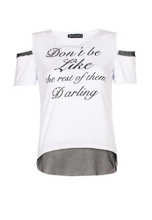 Hvid cold-shoulder top med sort mesh kant og teksten "Vær ikke som de andre, skat" pyntet med små nitter.