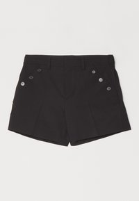 Shorts noirs en tissu lisse. Comprennent deux poches diagonales avec quatre boutons sur le devant, coupe ajustée et ourlet droit.