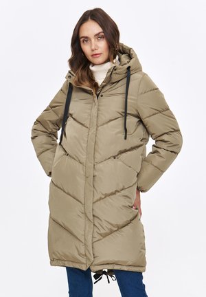 Padded parka w oliwkowym kolorze z diagonalnym wzorem pikowania, kaptur z trokami i czarnymi akcentami. Posiada zamek błyskawiczny i zapięcie na napy.