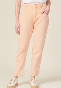 Pantalones de mezclilla de color melocotón con cintura alta, pierna recta y ligero desvanecimiento. Cuenta con bolsillos delanteros y cierre de cremallera. Estilo casual.