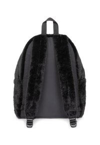 Schwarzer Kunstfell-Rucksack mit elegantem Design, weicher Textur und verstellbaren Trägern. Die Rückseite ist glatt und matt mit Schnallenakzenten.