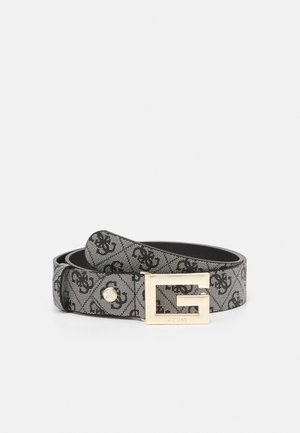 Zwarte en grijze Guess riem met herhalend logo patroon en gouden rechthoekige gesp met een uitgesneden G ontwerp op een witte achtergrond.