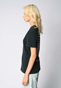 Mira Paris YOU GO VINTAGE UNISEX TEE 2024 - T-shirt print - black denim