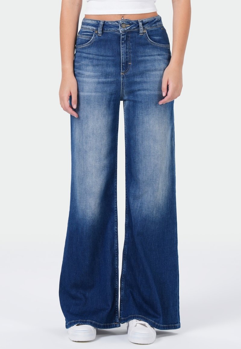 Blauwe denim jeans met wijde pijpen en een vervaagde afwerking, voorzien van een hoge taille, een ontwerp met vijf zakken en een knoopsluiting.