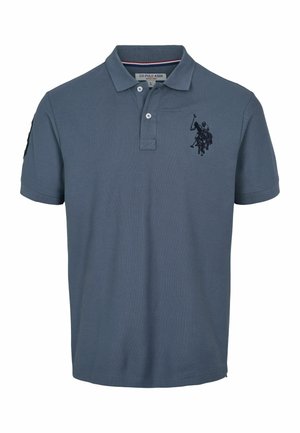 Vīriešu polo krekls pelēkā zilā krāsā, kokvilnas maisījumā. Ar trīs pogu aizdari, izšūtu logo un īsām piedurknēm. Strukturēts audums.