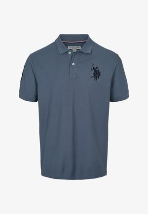 Pánska polo tričko v slate modrej farbe, z bavlnenej zmesi. Obsahuje trojité gombíkové zapínanie, vyšívané logo a krátke rukávy. Textúrovaná látka.