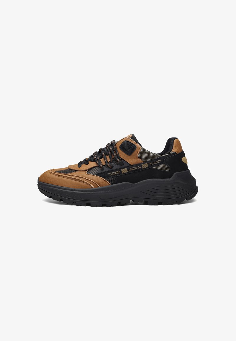 Sneakers sportivi marroni e neri con un design a materiali misti, sovrapposizioni testurizzate e una suola robusta con un battistrada strutturato.