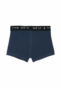 Shorts en coton bleu marine avec une ceinture élastique noire portant le texte "LE NOUVEAU" en blanc. Texture lisse, sans motifs.